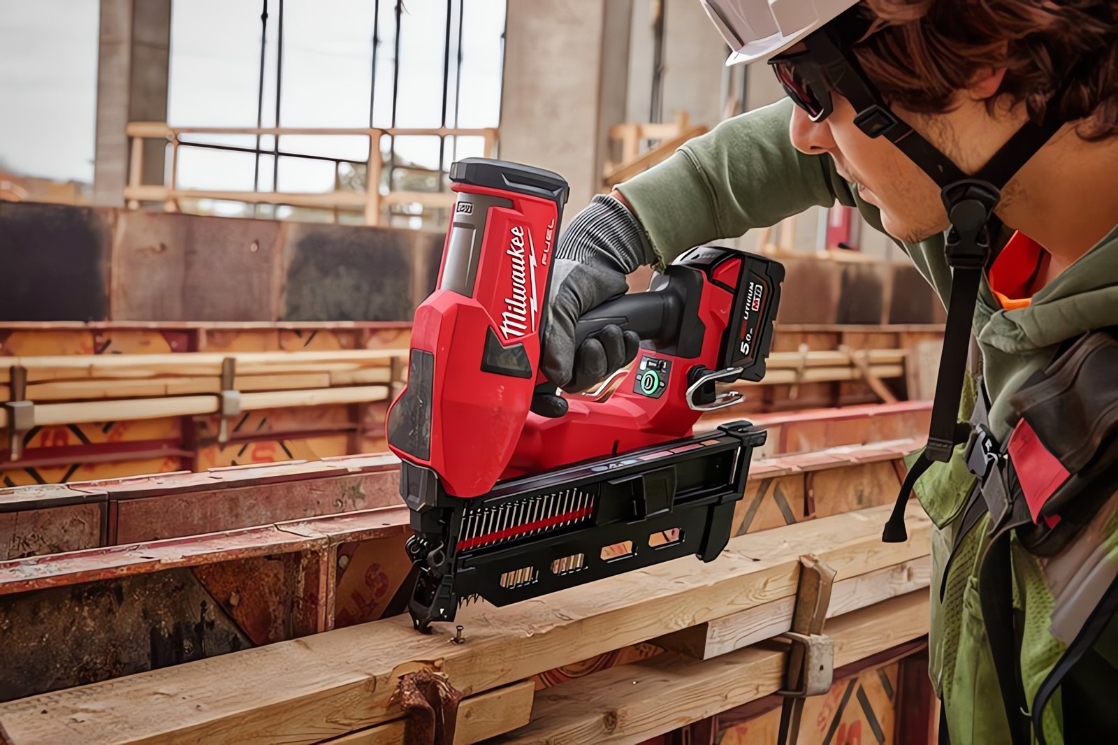 MILWAUKEE® меняет подход к бетонной опалубке с новым M18 FUEL™ Duplex Nailer