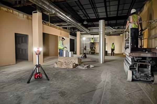 MILWAUKEE® на голову выше остальных: в 2 раза больше света