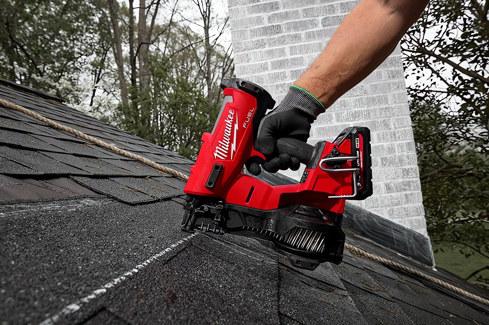 MILWAUKEE® обеспечивает удобство аккумуляторной работы при монтаже кровли