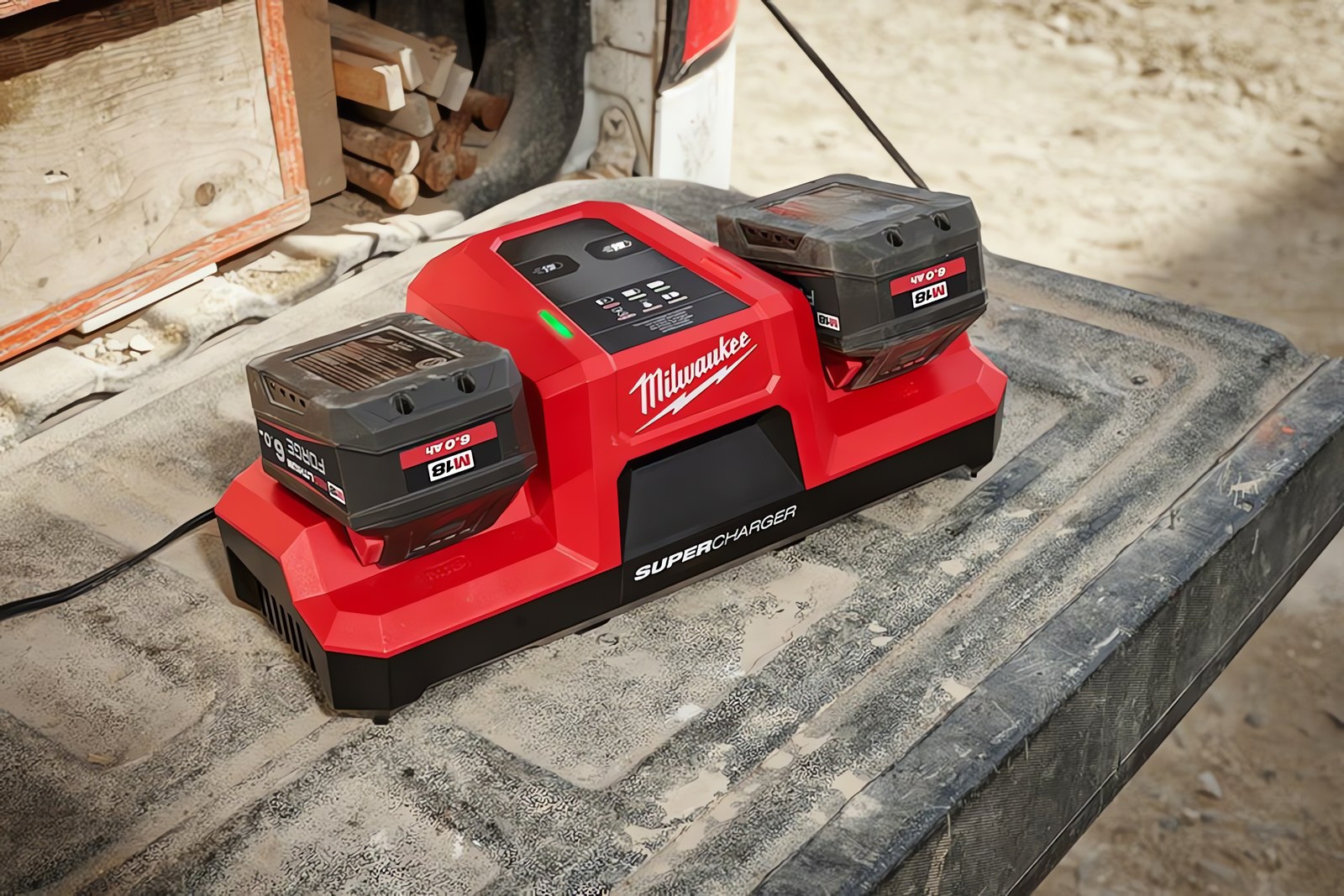 MILWAUKEE® обеспечивает зарядку до 6 раз быстрее, повышая производительность на рабочей площадке, с совершенно новым двойным супержарядом M18™ Dual Bay Super Charger