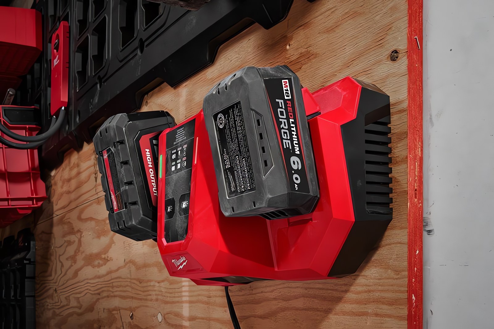 MILWAUKEE® обеспечивает зарядку до 6 раз быстрее, повышая производительность на рабочей площадке, с совершенно новым двойным супержарядом M18™ Dual Bay Super Charger