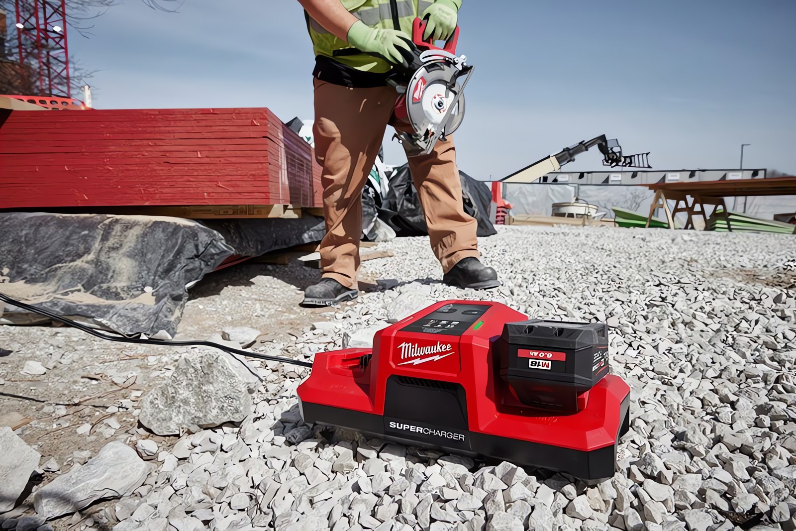 MILWAUKEE® обеспечивает зарядку до 6 раз быстрее, повышая производительность на рабочей площадке, с совершенно новым двойным супержарядом M18™ Dual Bay Super Charger