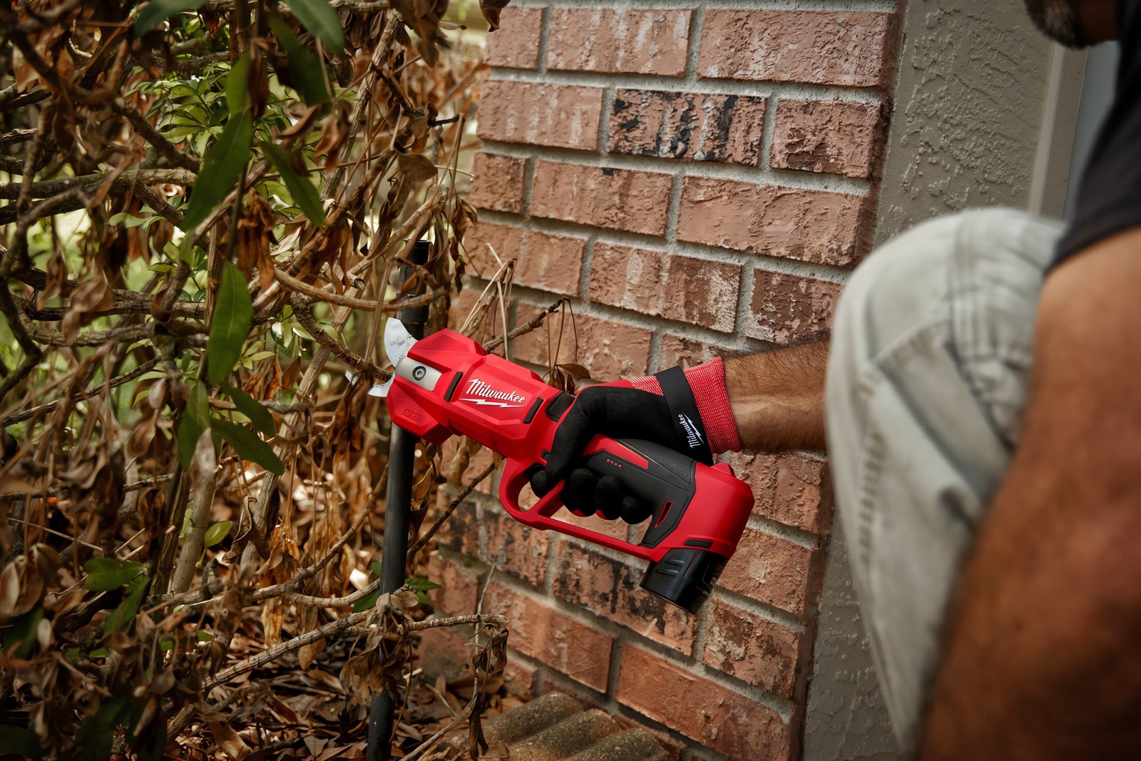 MILWAUKEE® повышает производительность и снижает усталость с новыми аккумуляторными секаторами