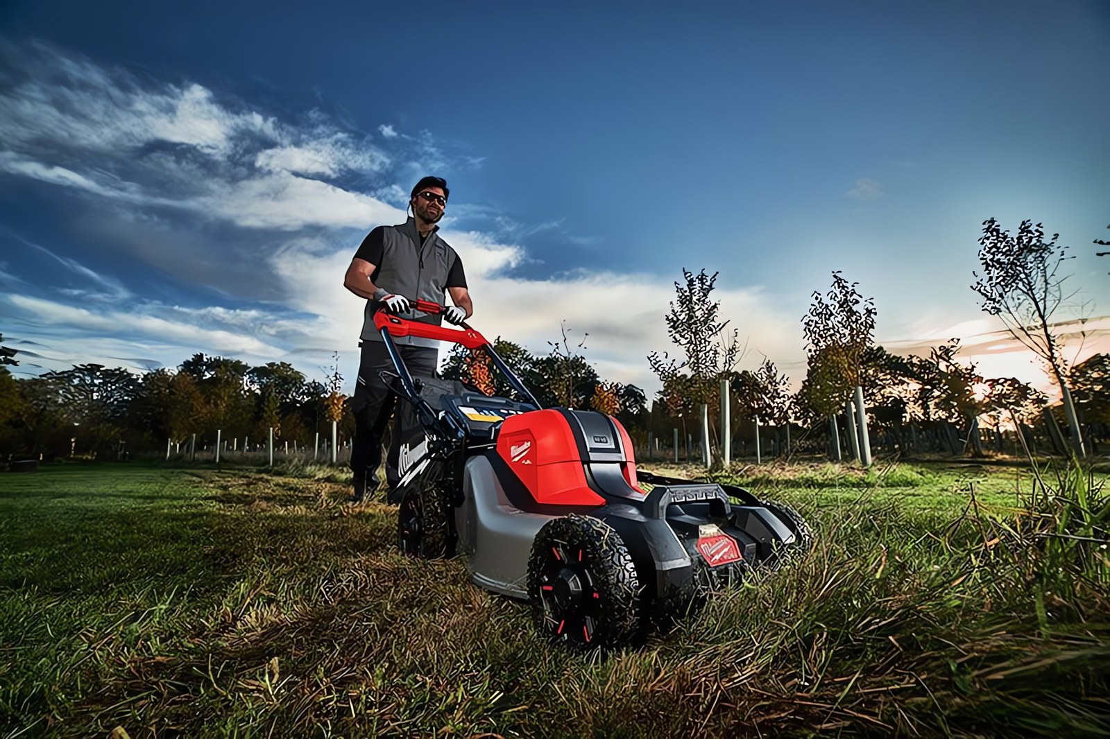 MILWAUKEE® предлагает компактное решение для кошения: самоходная газонокосилка M18 FUEL™ с двумя аккумуляторами, 46 см