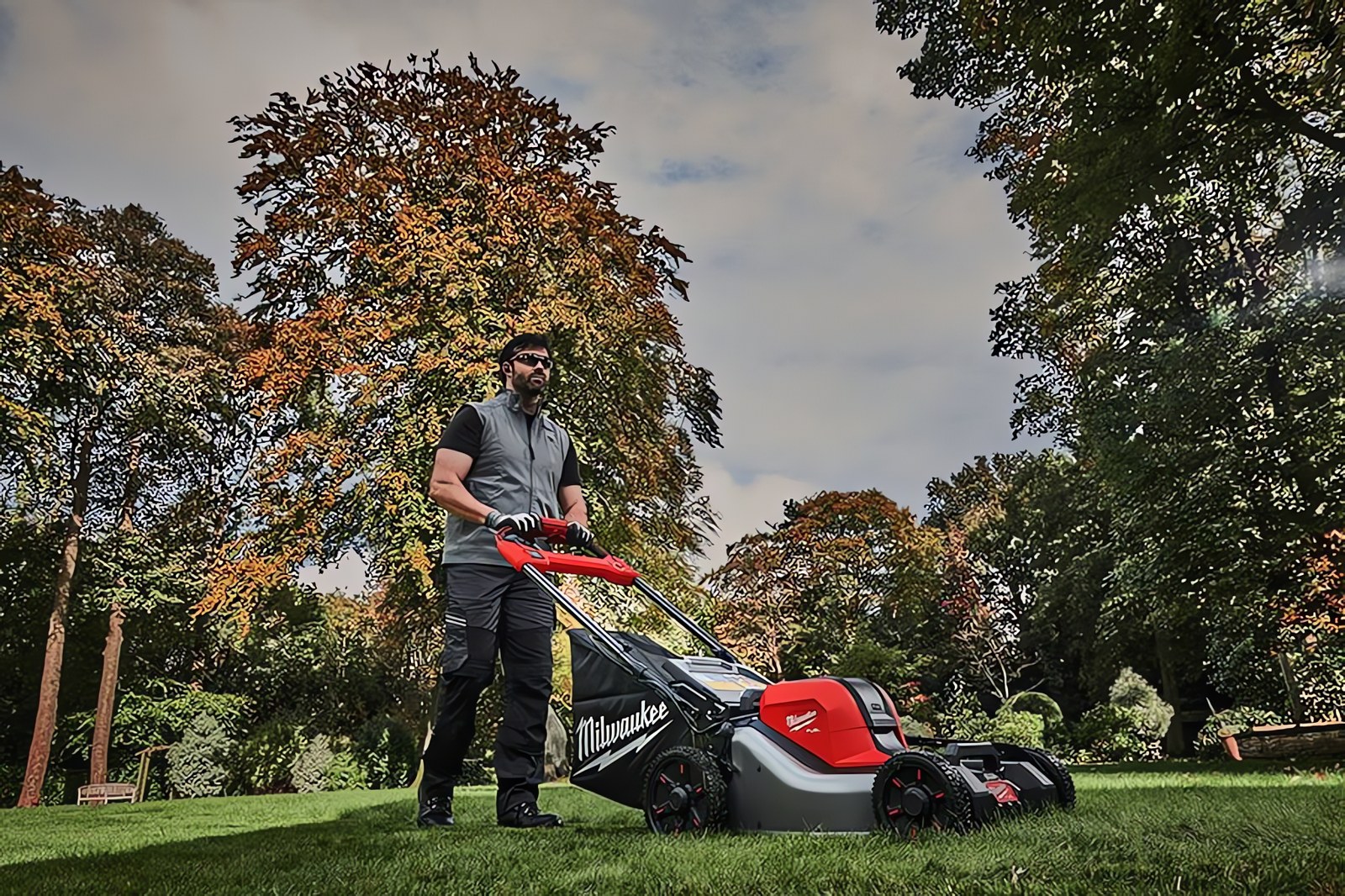 MILWAUKEE® предлагает компактное решение для кошения: самоходная газонокосилка M18 FUEL™ с двумя аккумуляторами, 46 см