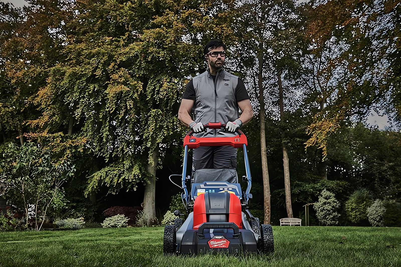 MILWAUKEE® предлагает компактное решение для кошения: самоходная газонокосилка M18 FUEL™ с двумя аккумуляторами, 46 см