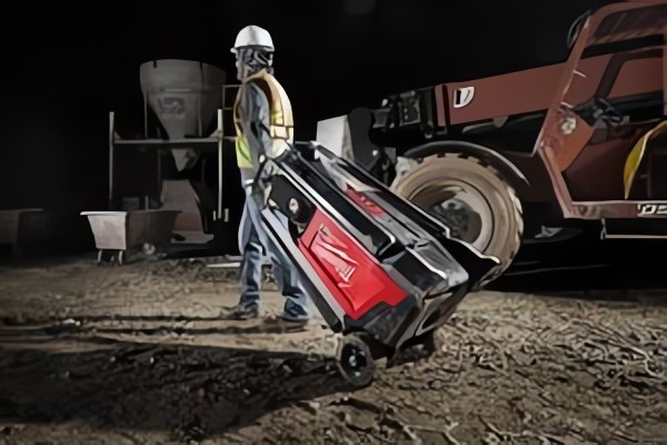 MILWAUKEE® предлагает новый способ освещения рабочей площадки с осветительной мачтой MX FUEL™