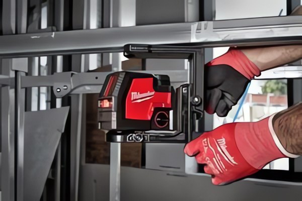 MILWAUKEE® представляет аккумулятор REDLITHIUM™ USB 3,0 А·ч