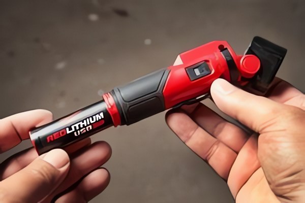 MILWAUKEE® представляет аккумулятор REDLITHIUM™ USB 3,0 А·ч