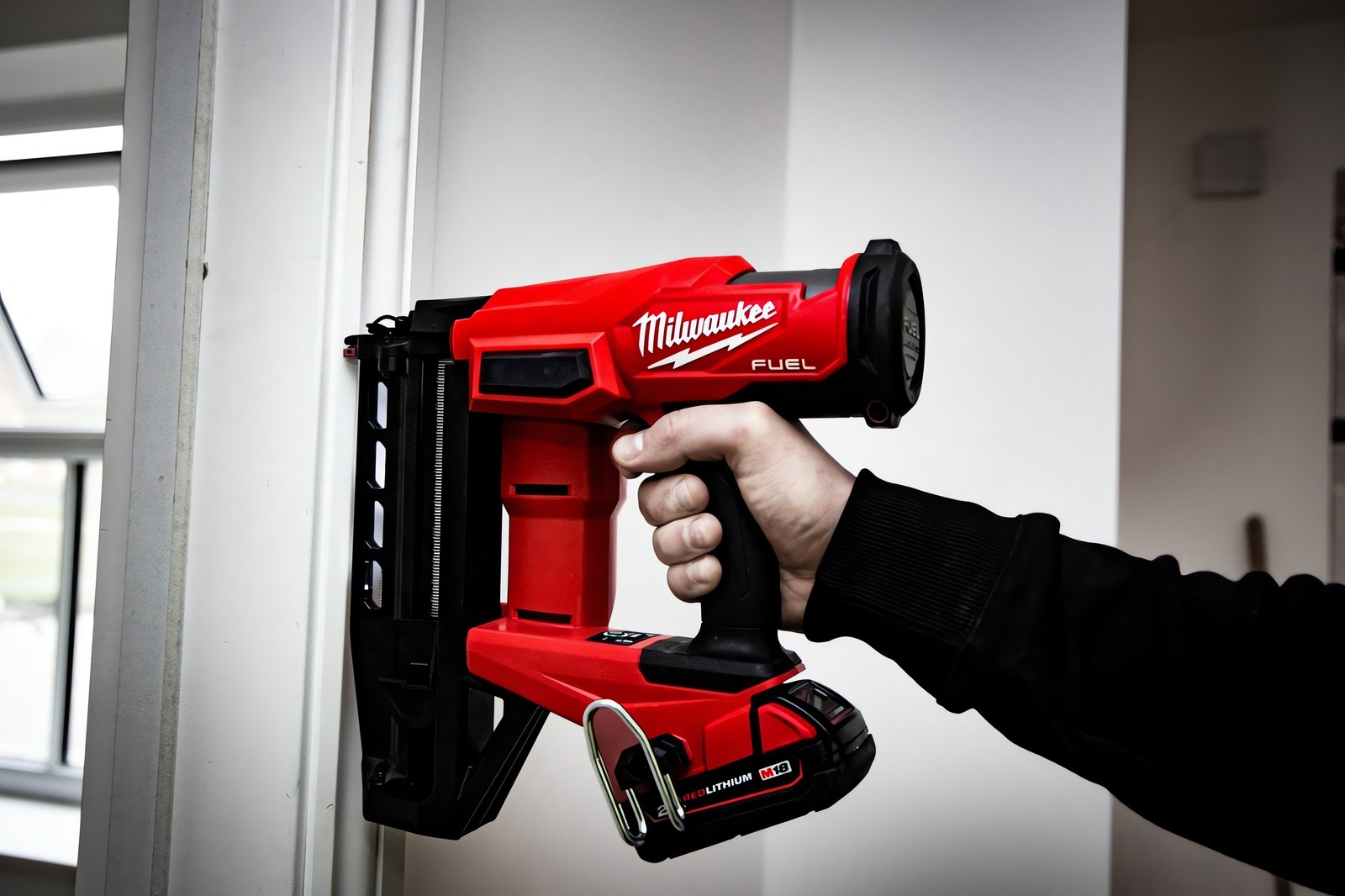 MILWAUKEE® представляет аккумуляторный финишный нейлер, способный полностью заменить пневматический инструмент