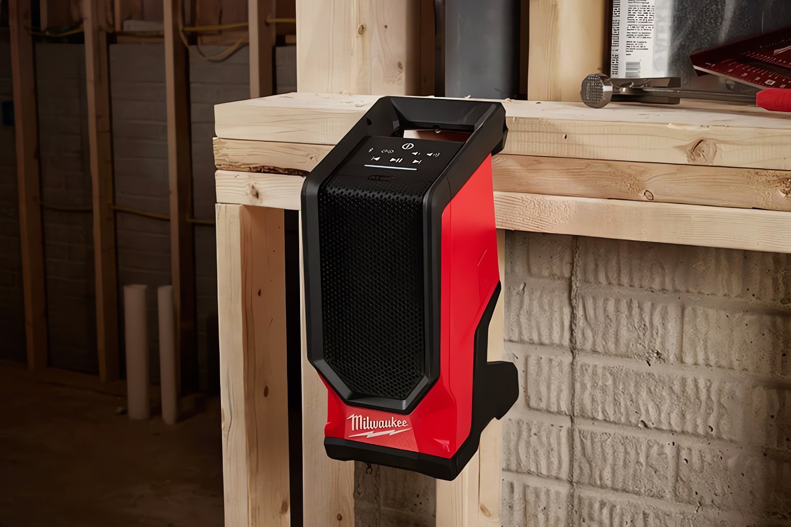 MILWAUKEE® представляет акустическую колонку нового поколения для стройплощадки с Bluetooth®