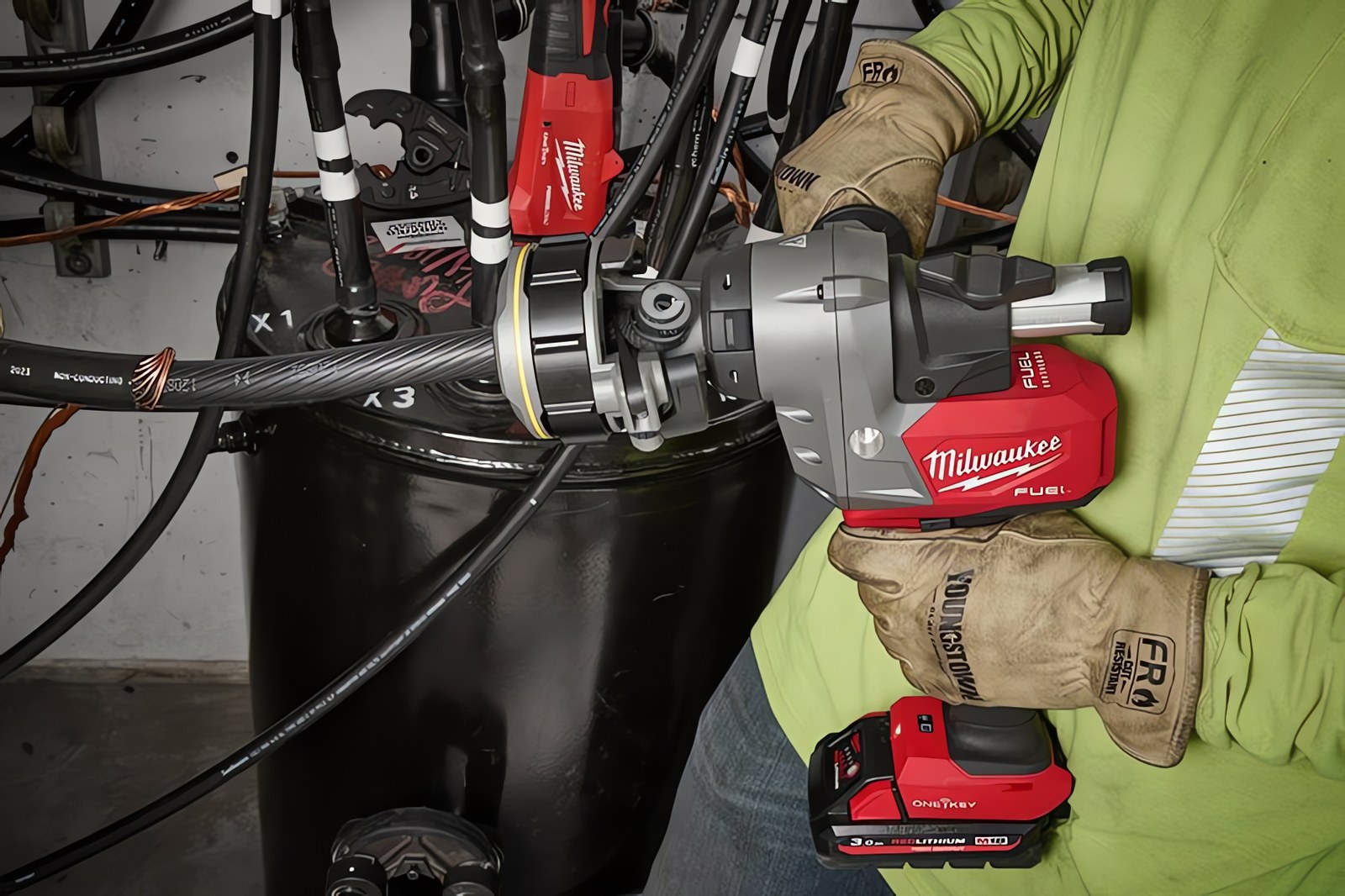 MILWAUKEE® представляет более безопасное и быстрое снятие изоляции с кабеля для специалистов энергетики