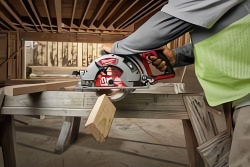 Milwaukee® представляет дисковую пилу с задней рукояткой — быстрее сетевых моделей и с большей автономностью, чем другие аккумуляторные решения