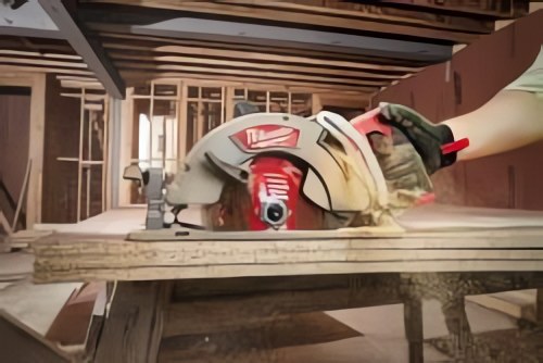 Milwaukee® представляет дисковую пилу с задней рукояткой — быстрее сетевых моделей и с большей автономностью, чем другие аккумуляторные решения