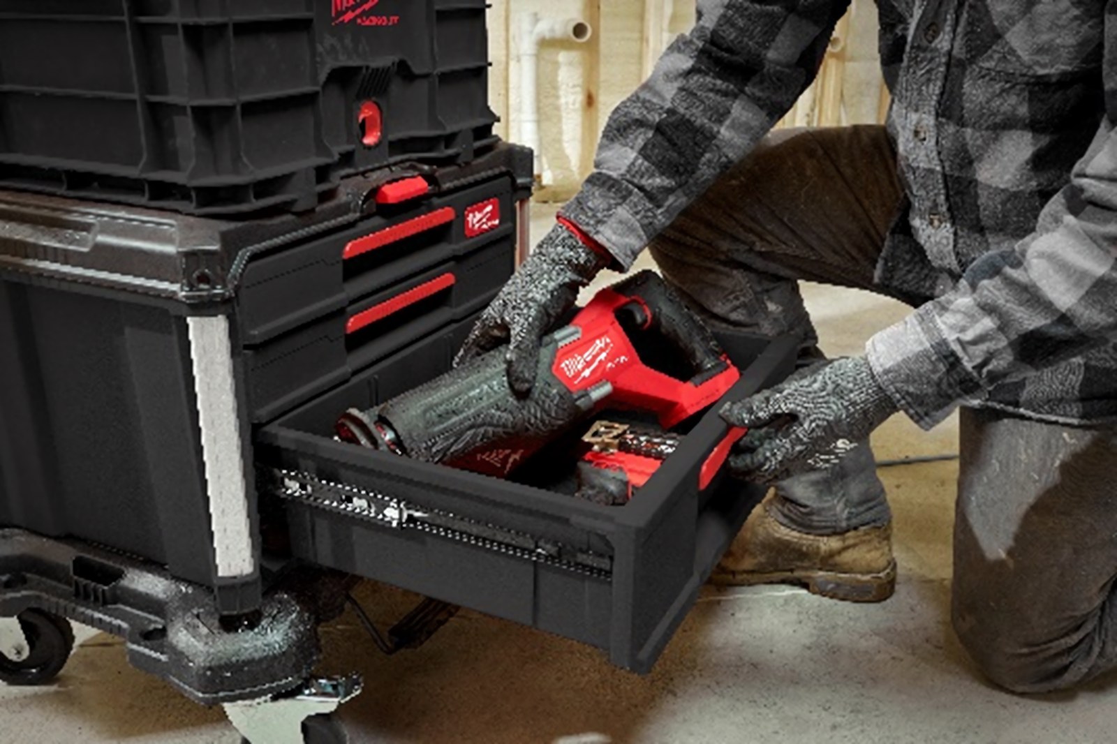 MILWAUKEE® представляет два новых ящика с выдвижными ящиками для системы PACKOUT™, повышая удобство доступа к инструментам и их защиту.