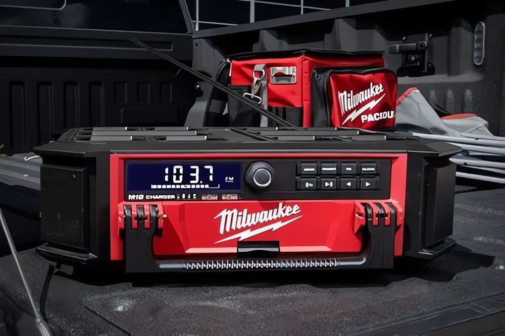 MILWAUKEE® представляет идеальную аудиосистему для стройплощадки: M18™ PACKOUT™ Radio and Charger