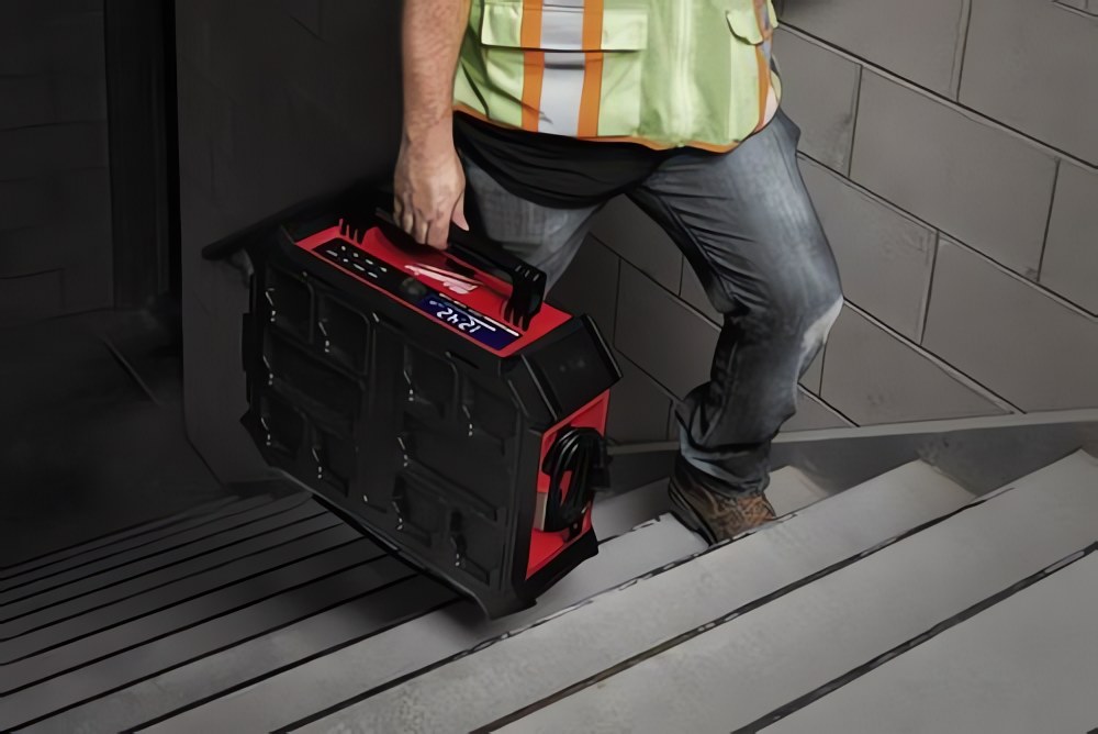 MILWAUKEE® представляет идеальную аудиосистему для стройплощадки: M18™ PACKOUT™ Radio and Charger