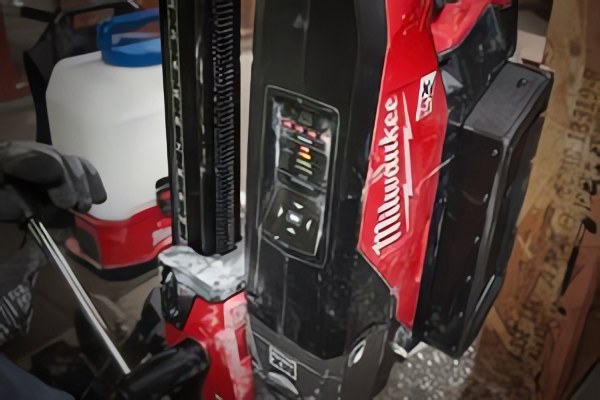 MILWAUKEE® представляет MX FUEL™ 150-мм алмазную установку для бурения коронками