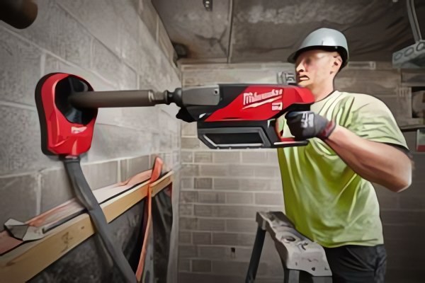 MILWAUKEE® представляет MX FUEL™ 150-мм алмазную установку для бурения коронками