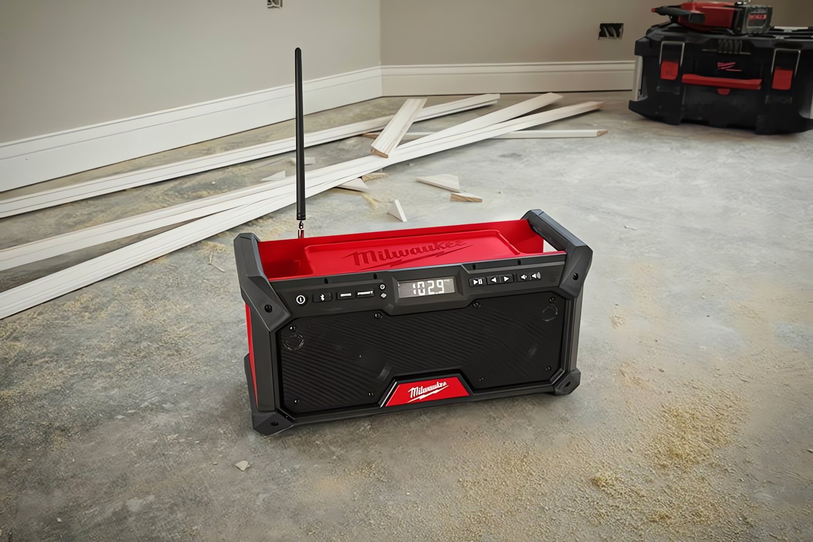 MILWAUKEE® представляет новое и улучшенное DAB+ радио для стройплощадки с Bluetooth®