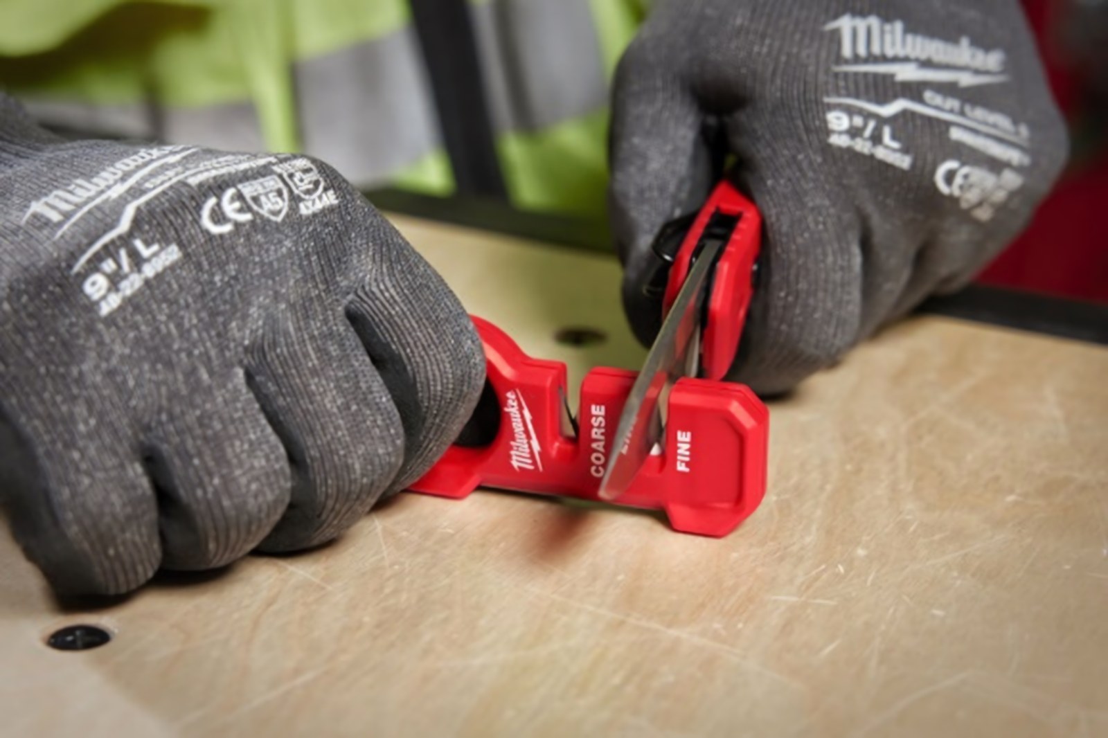 MILWAUKEE® представляет новую компактную точилку для ножей, чтобы лезвия всегда оставались острыми и были готовы к любой работе по резке.
