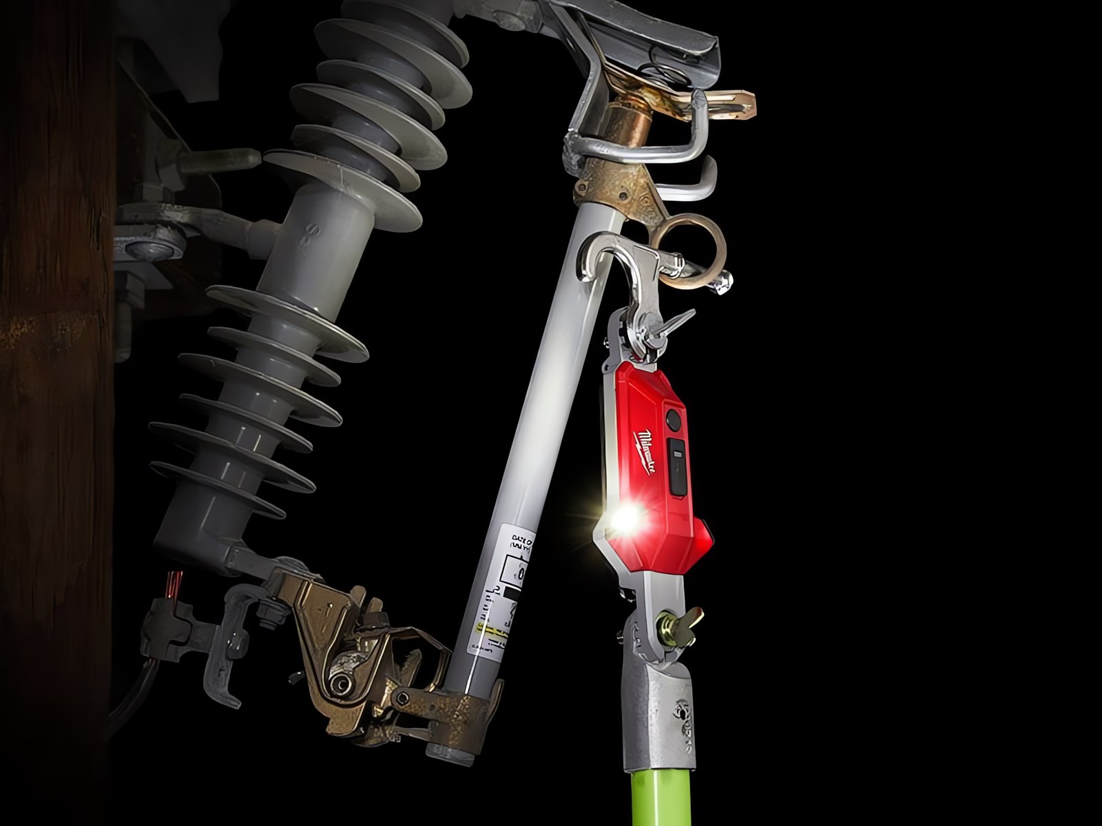 MILWAUKEE® представляет новый фонарь Hot Stick в линейке REDLITHIUM™ USB