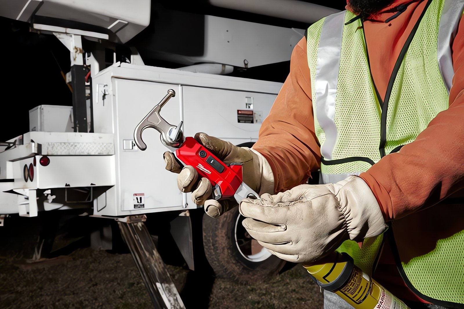 MILWAUKEE® представляет новый фонарь Hot Stick в линейке REDLITHIUM™ USB