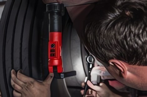 Milwaukee® представляет новый фонарь-стик в линейке REDLITHIUM™ USB