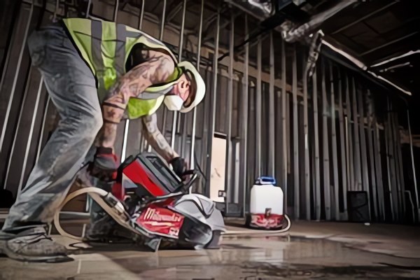 MILWAUKEE® представляет отрезную машину MX FUEL™ с диском 350 мм