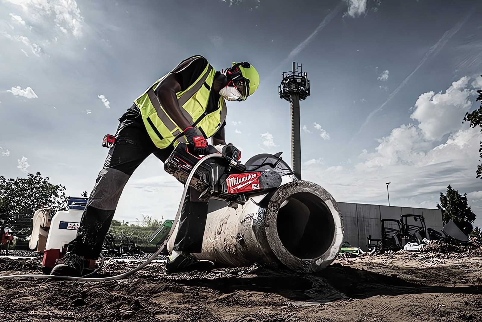 MILWAUKEE® представляет отрезную пилу 350 мм 2-го поколения для системы оборудования MX FUEL™