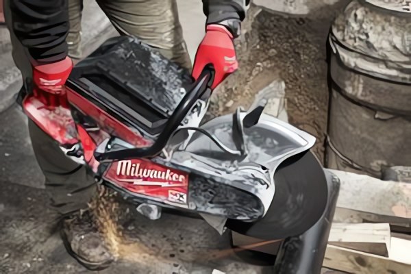 MILWAUKEE® представляет отрезную пилу MX FUEL™ 350 мм