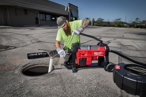 MILWAUKEE® представляет первую аккумуляторную секционную машину для прочистки канализации