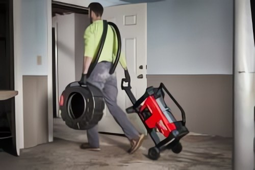 MILWAUKEE® представляет первую аккумуляторную секционную машину для прочистки канализации