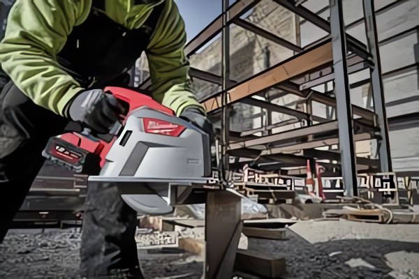 Milwaukee® представляет первую в отрасли аккумуляторную дисковую пилу по металлу с глубиной пропила 66 мм