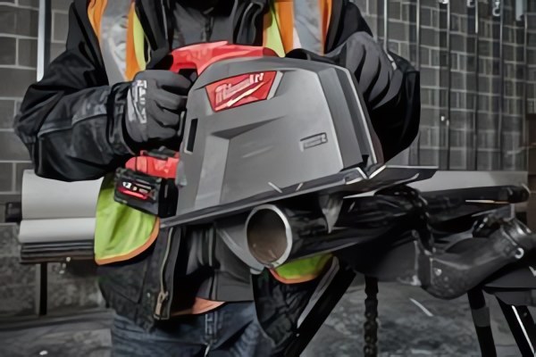 Milwaukee® представляет первую в отрасли аккумуляторную дисковую пилу по металлу с глубиной пропила 66 мм