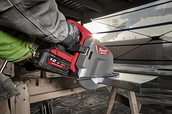 Milwaukee® представляет первую в отрасли аккумуляторную дисковую пилу по металлу с глубиной пропила 66 мм