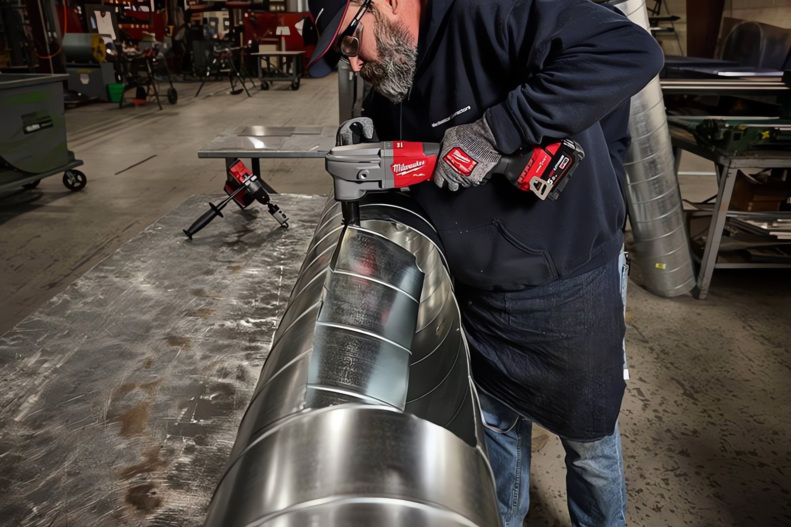 MILWAUKEE® представляет первые аккумуляторные высечные ножницы с толщиной реза до 3,5 мм