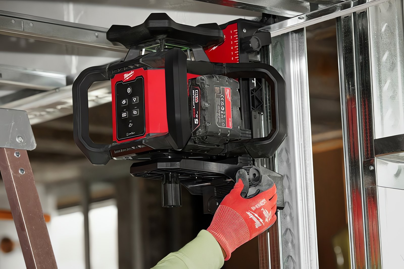 MILWAUKEE® представляет первые ротационные лазеры M18™ и аксессуары к ним