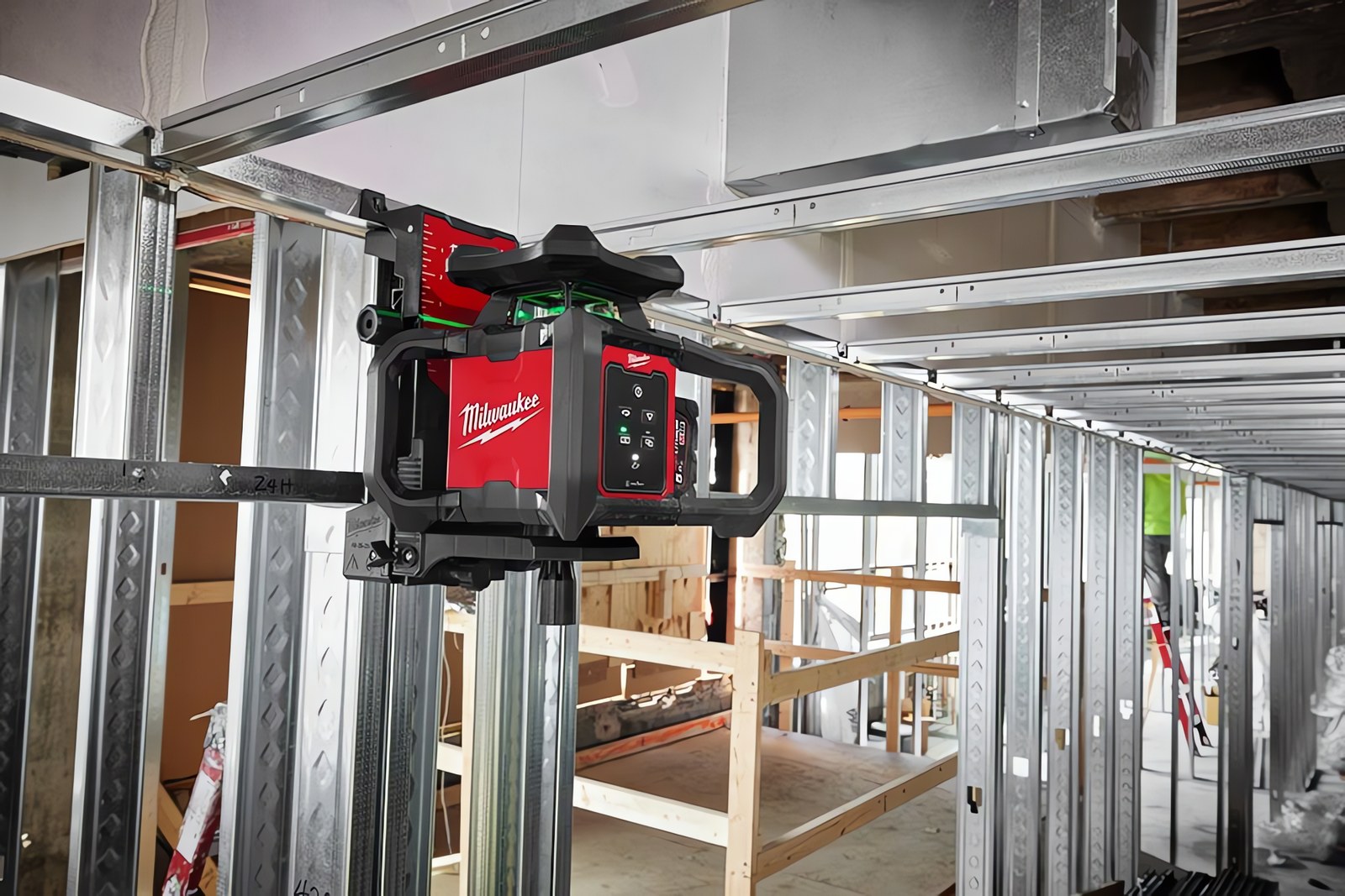 MILWAUKEE® представляет первые ротационные лазеры M18™ и аксессуары к ним