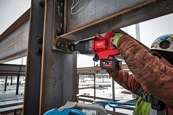 MILWAUKEE® представляет первый аккумуляторный ударный гайковёрт 1″ с D-образной рукояткой и высоким крутящим моментом