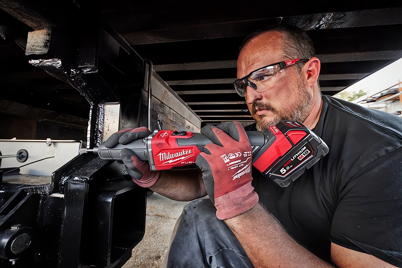 MILWAUKEE® представляет прямошлифовальную машину второго поколения с повышенной производительностью