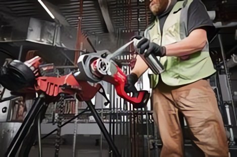 MILWAUKEE® представляет самое лёгкое в отрасли аккумуляторное решение для нарезки резьбы 1 ¼