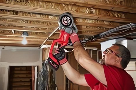 MILWAUKEE® представляет самое лёгкое в отрасли аккумуляторное решение для нарезки резьбы 1 ¼