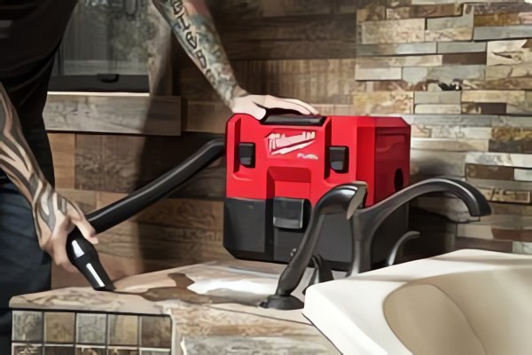 MILWAUKEE® представляет самый производительный 12-вольтовый пылесос для сухой и влажной уборки на рынке