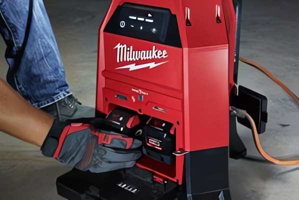 Milwaukee® представляет самый яркий светильник для рабочей площадки в отрасли