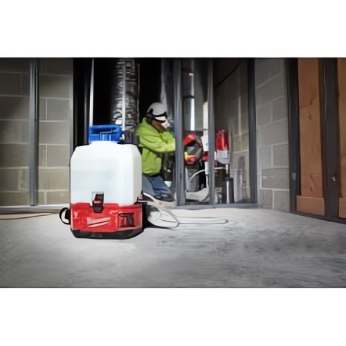 Milwaukee® представляет систему M18™ SWITCH TANK™ — первую в отрасли сменную систему опрыскивателя и подачи воды