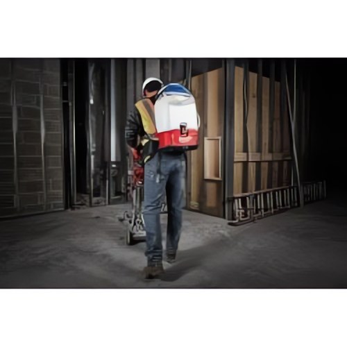 Milwaukee® представляет систему M18™ SWITCH TANK™ — первую в отрасли сменную систему опрыскивателя и подачи воды