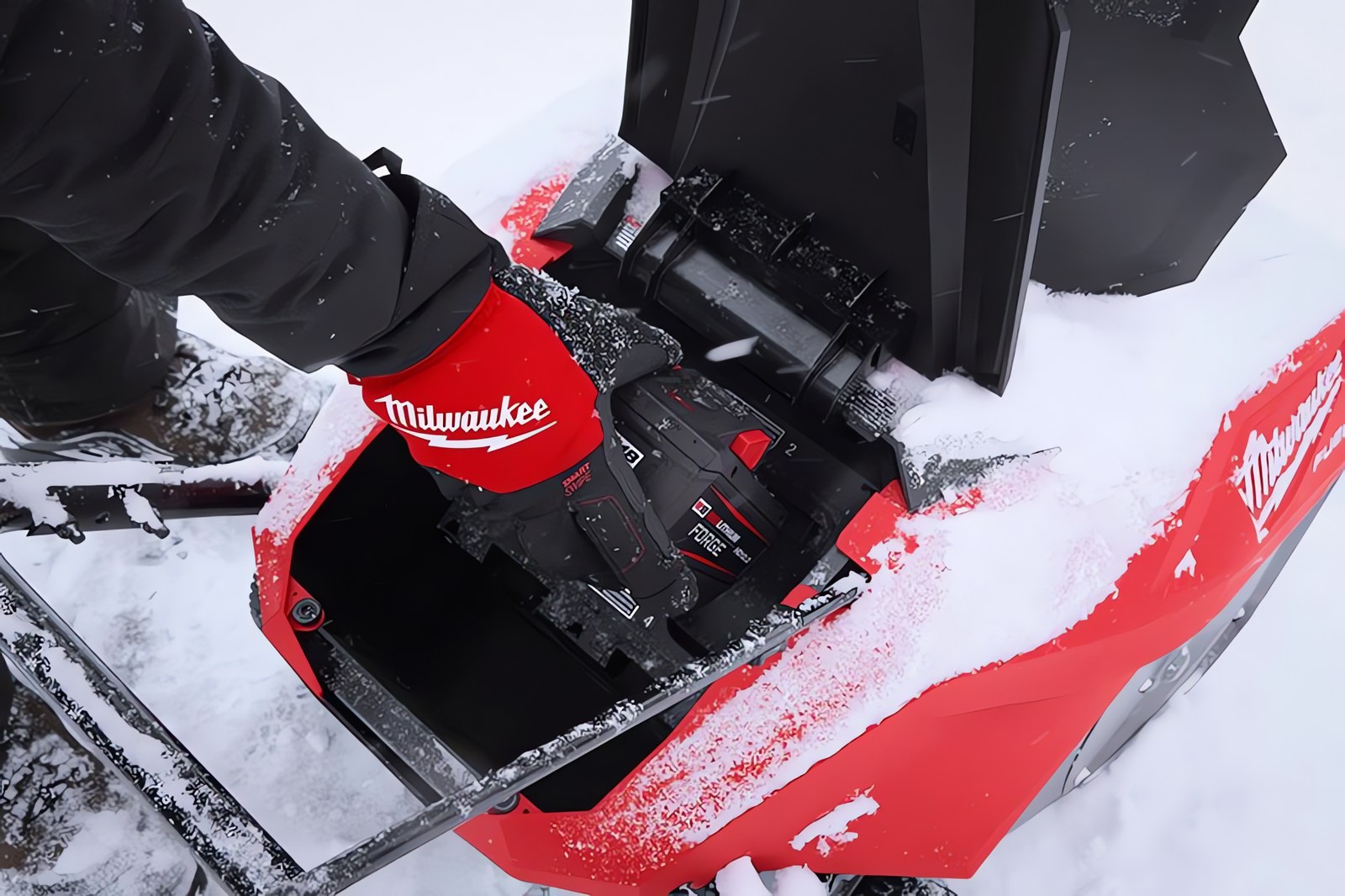 MILWAUKEE® представляет свой первый одноступенчатый снегоуборщик M18 FUEL™ с двумя аккумуляторами