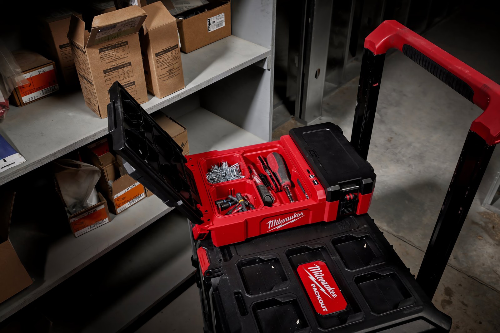 MILWAUKEE® продолжает освещать рабочую площадку с новым осветительным решением, совместимым с PACKOUT™