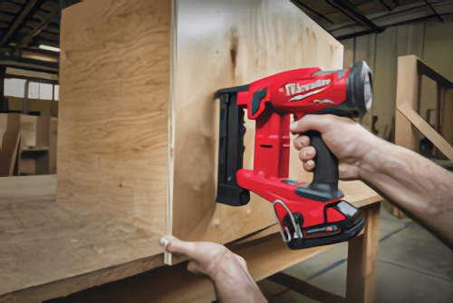 Milwaukee® расширяет линейку аккумуляторных гвоздезабивных инструментов новым степлером под узкую скобу